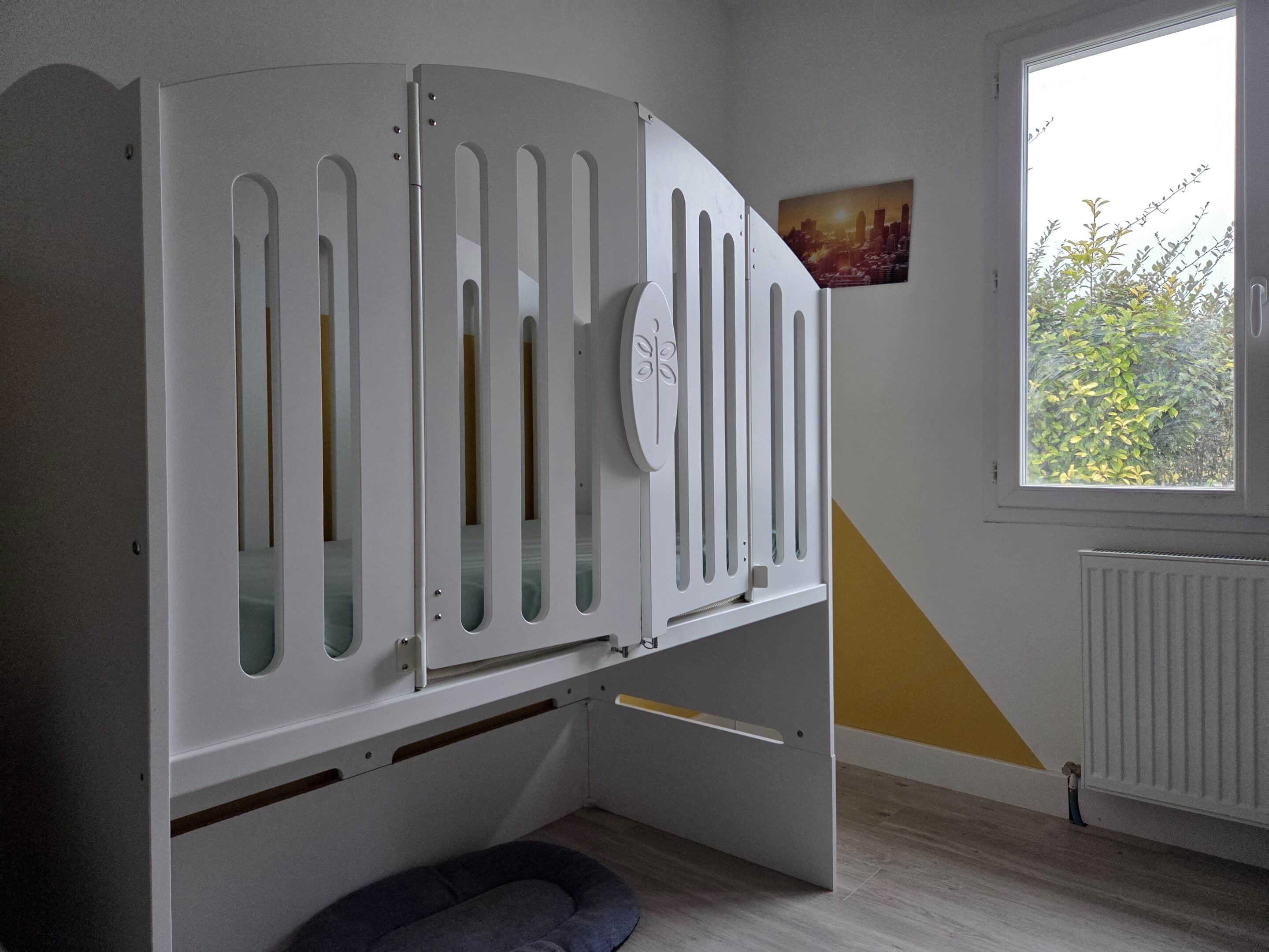 lit bébé adapté fauteuil roulant 