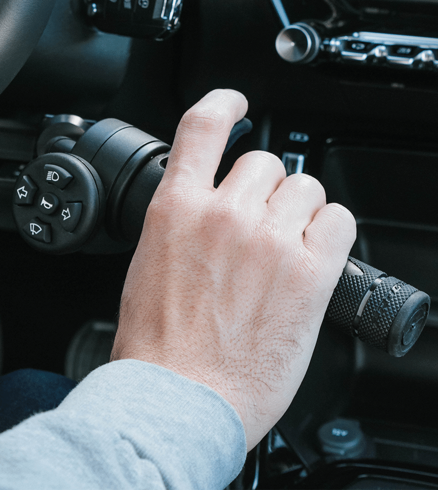 Pédale d'accélérateur au pied gauche
