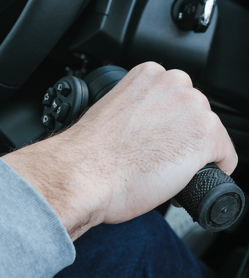 Pédale d'accélérateur au pied gauche