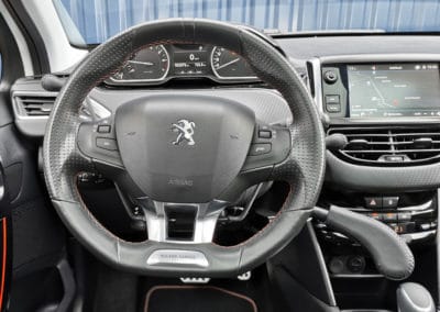 Aménagement de commandes au volant sur Peugeot 208