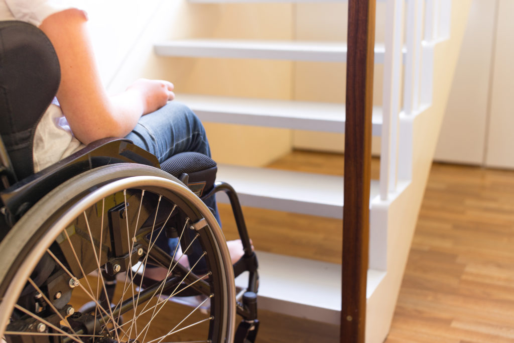 jeune femme handicapée devant escalier, accessibilité, inclusion