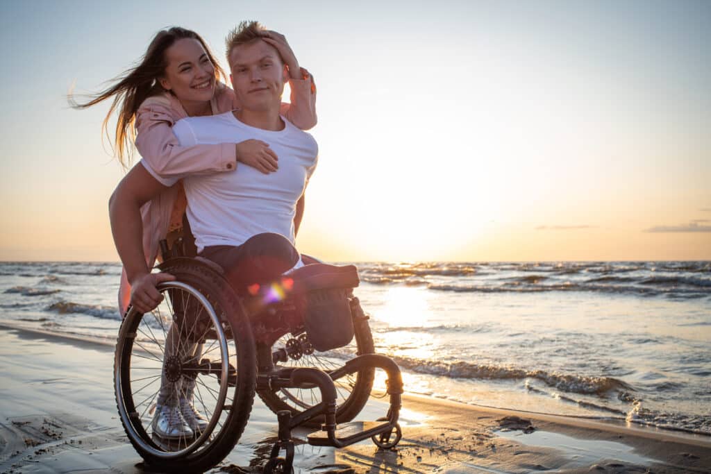 homme handicapé en fauteuil roulant couple inclusif