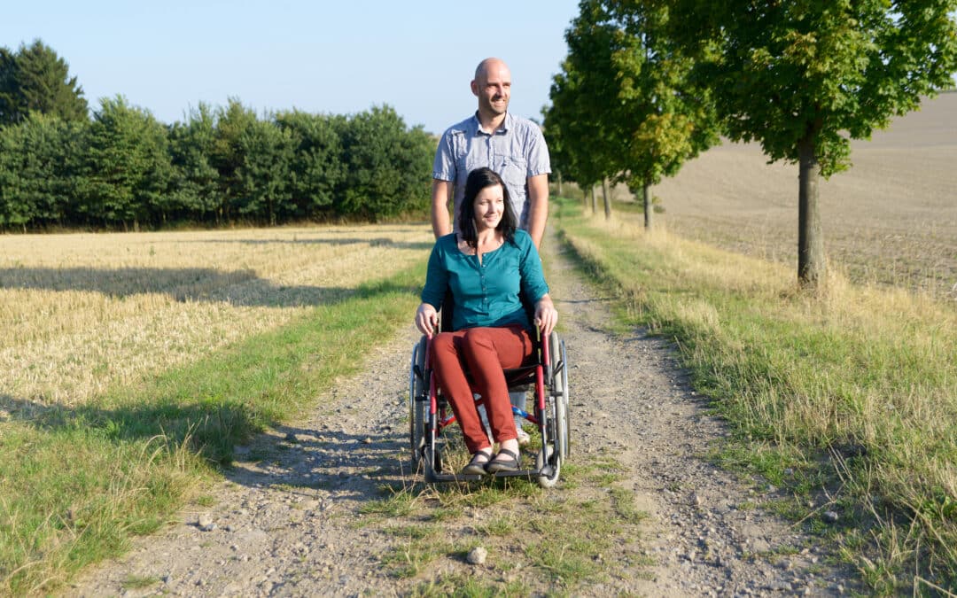 femme en fauteuil roulant, couple, handicap