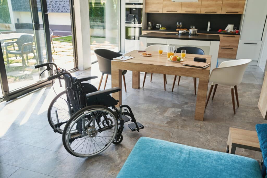 fauteuil roulant et table cuisine