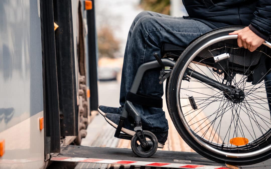 personne en fauteuil roulant bus accessible PMR handicap