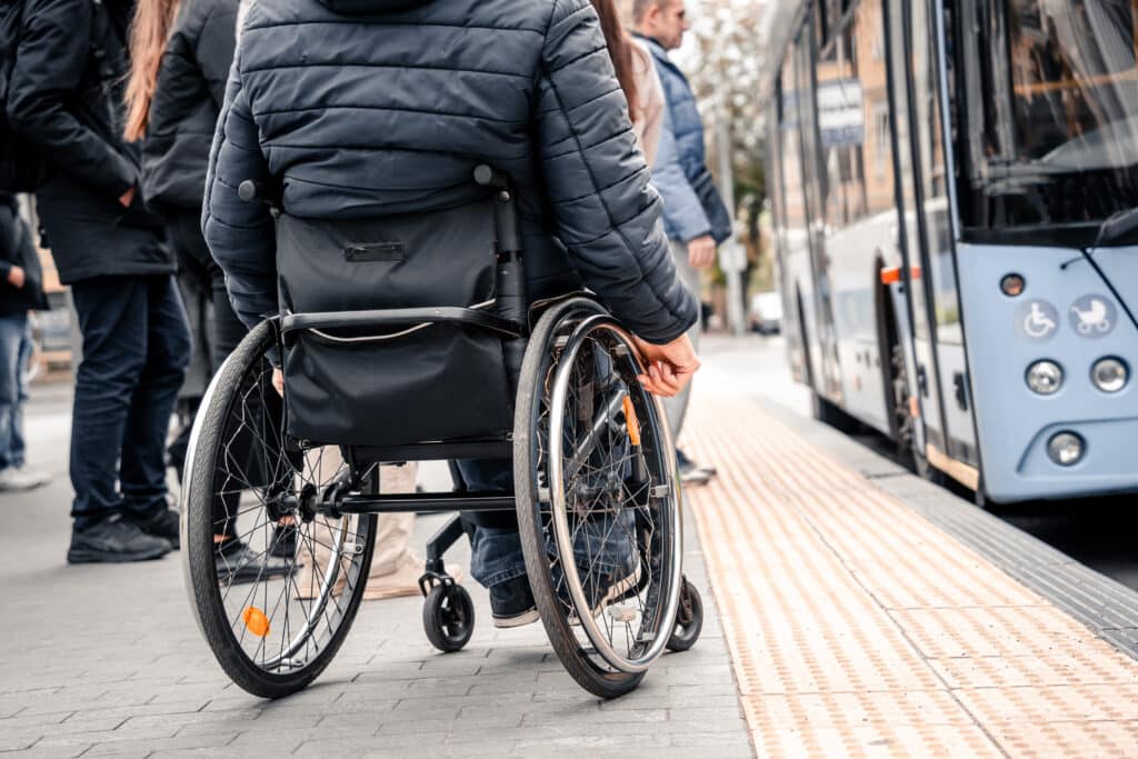 personne en fauteuil roulant bus accessibilité 