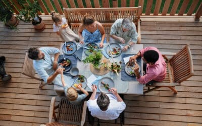 Cinq règles de politesse que j’ai dû laisser tomber à table (pardon maman)