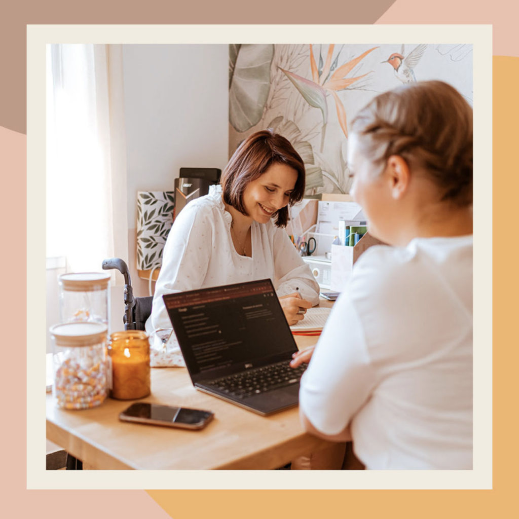 Daphnée entrepreneure en fauteuil au travail avec son associée