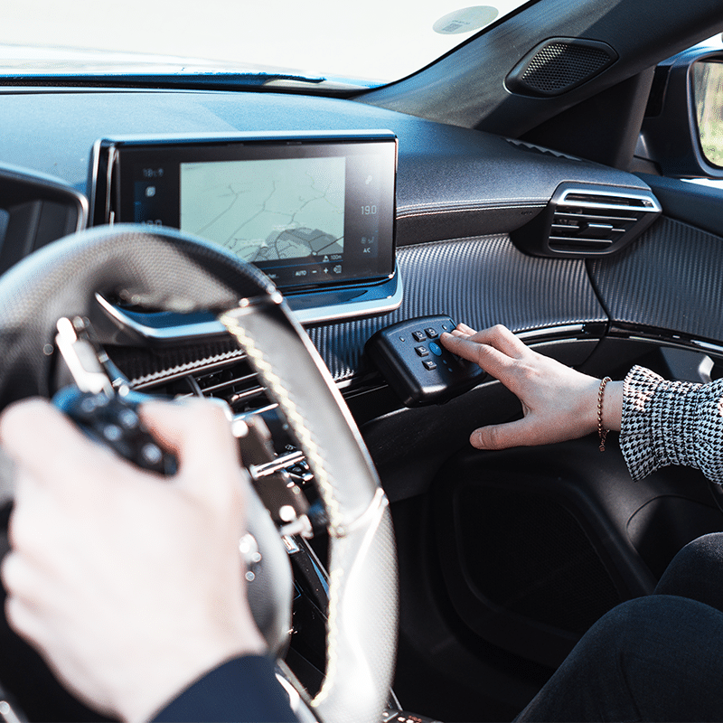 conduite au volant et moniteur appuie sur double commande auto-école