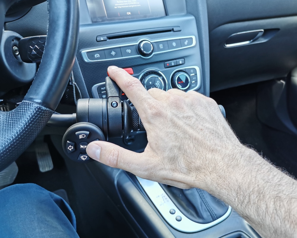 Accel index: accelerator handle index on steering wheel with mini keyboard