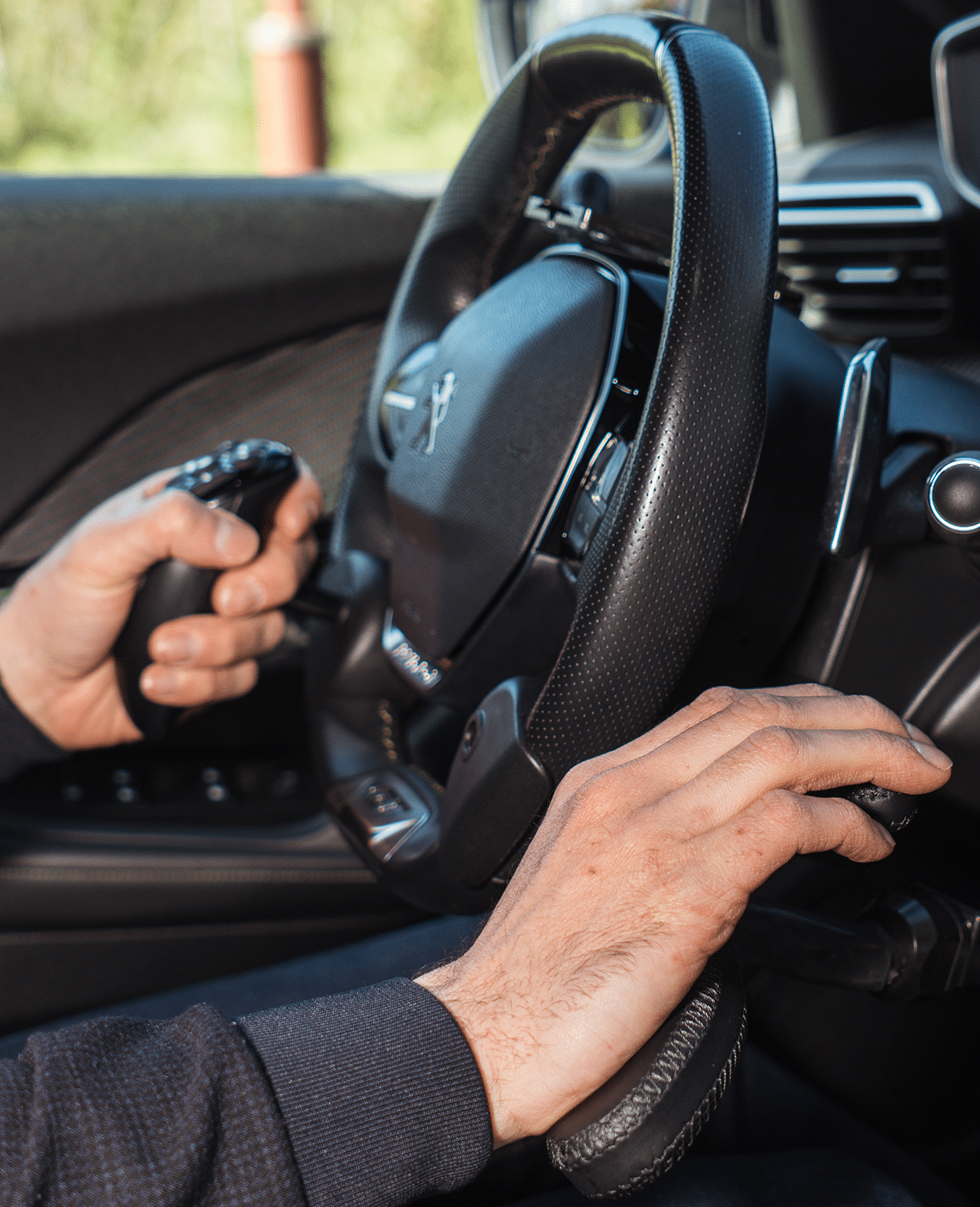 personne qui conduit une voiture adaptée