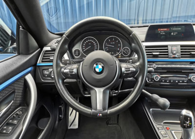 Aménagement de commandes au volant sur BMW Série 4