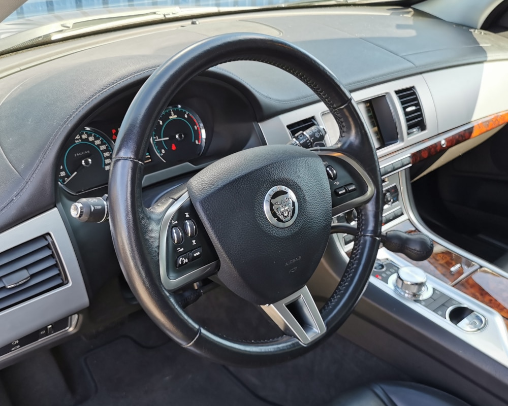 Jaguar XF Au volant