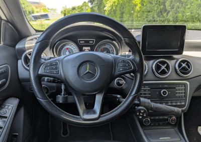 Aménagement combiné accélérateur frein au volant sur Mercedes GLA