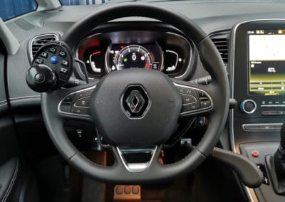 Adaptation de commandes au volant sur Renault Scenic