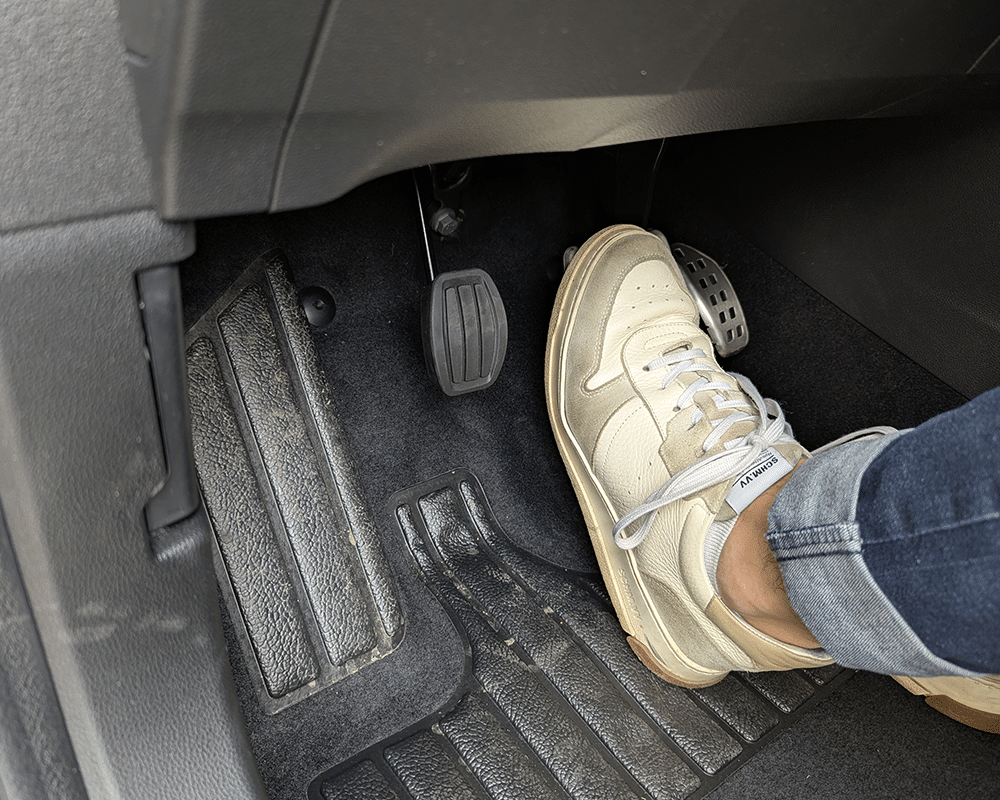 Renault_Symbioz_hybrid_inversion_pedale_pied_gauche Renault Symbioz hybride inversion pédale pied gauche