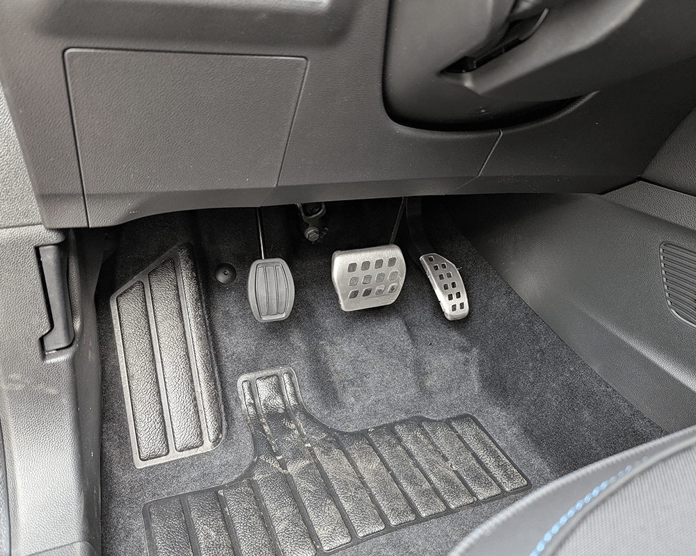 Renault_Symbioz_hybrid_pedale_accelerateur_pied_gauche Renault Symbioz hybride pédale accelerateur pied gauche