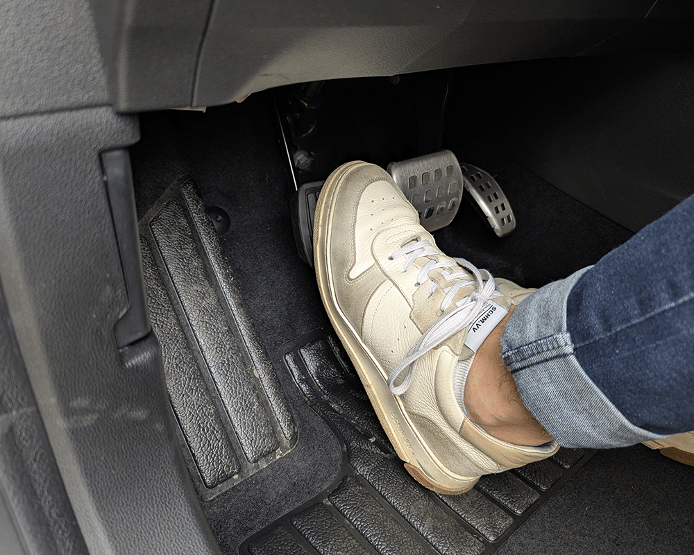 Renault_Symbioz_hybrid_pedale_pied_gauche Renault Symbioz hybride pédale pied gauche