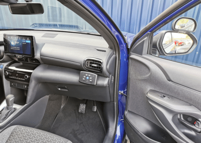 Toyota Yaris Cross transformé en auto-école
