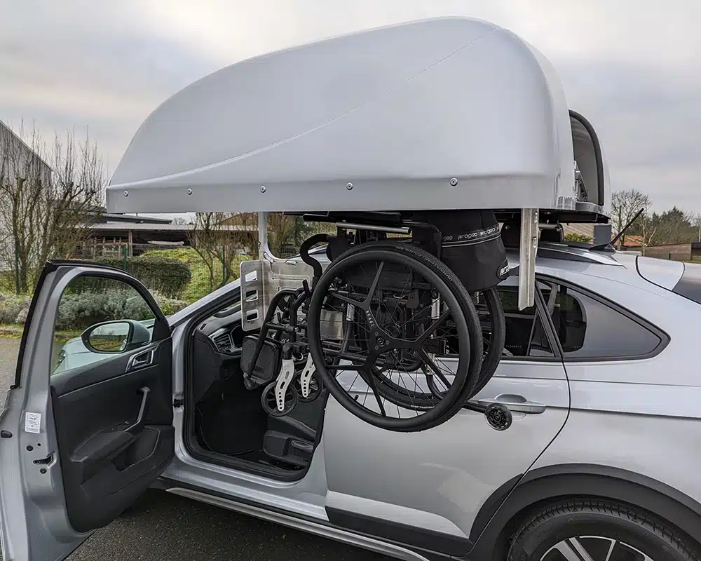 VW Taigo coffre de toit pour fauteuil roulant