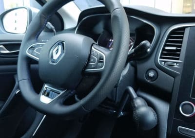 Aménagement de commandes au volant sur Renault Mégane