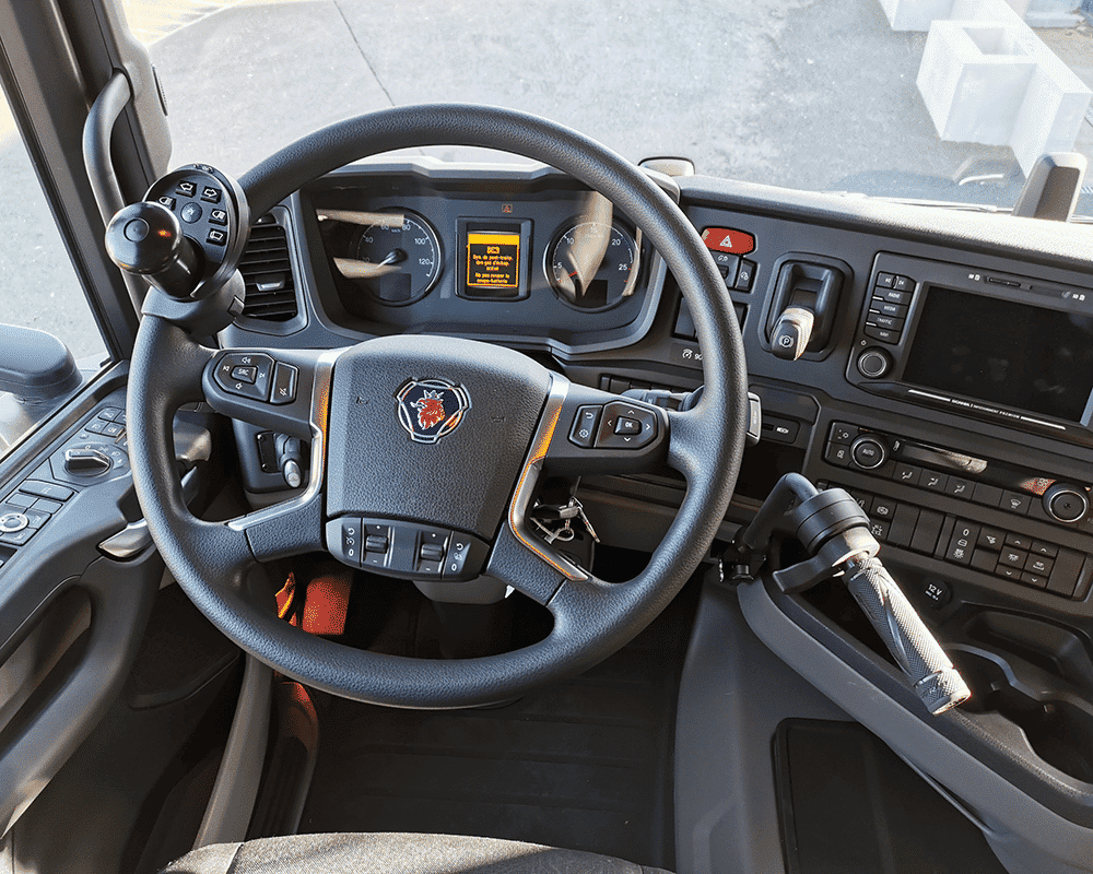 Adaptation de commandes au volant sur Scania Serie R II - Sojadis