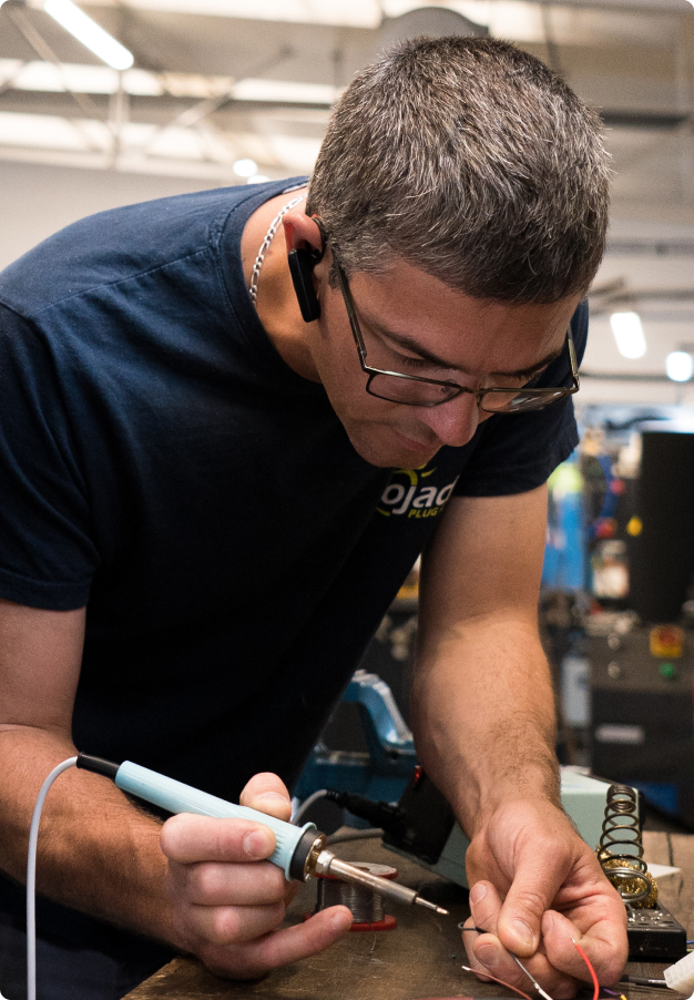 Un technicien dans l'atelier