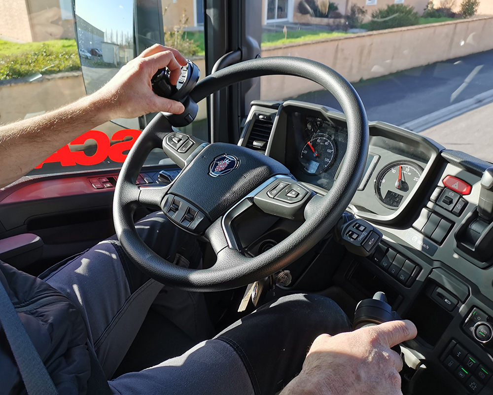 Adaptation de commandes au volant sur Scania Serie R II - Sojadis