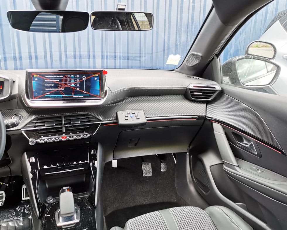 Transformation auto-école de la nouvelle PEUGEOT e-208 - Sojadis