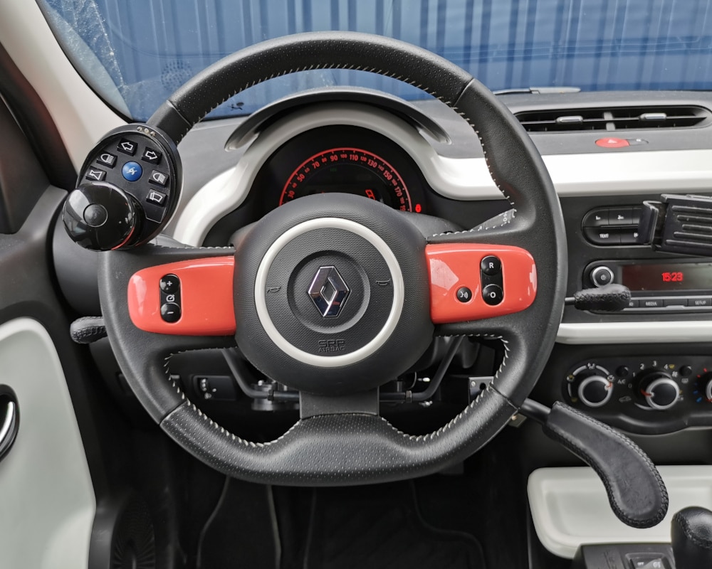 Adaptation de commandes au volant sur Renault Twingo - Sojadis