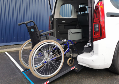 Wct en fauteuil roulant de voiture Transporteur pour chargeur en fauteuil  roulant - Chine Le chargeur en fauteuil roulant, un fauteuil roulant toit