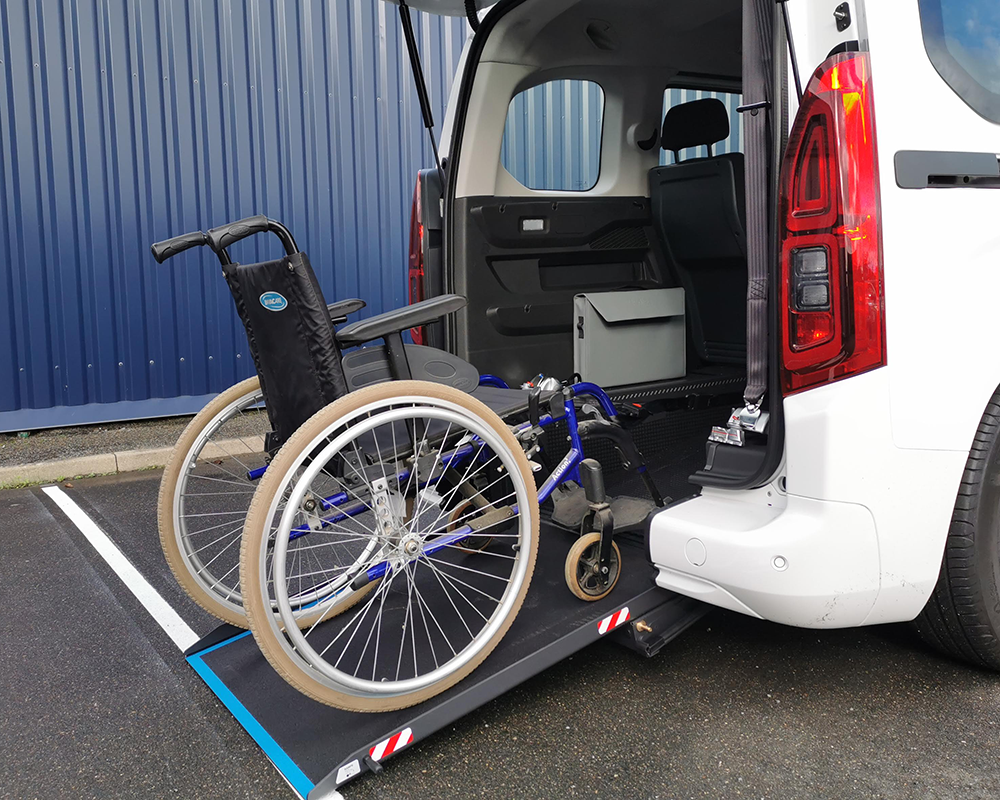 https://www.sojadis.com/wp-content/uploads/toyota-proace_tpmr_fauteuil_roulant_personne_handicapee.png